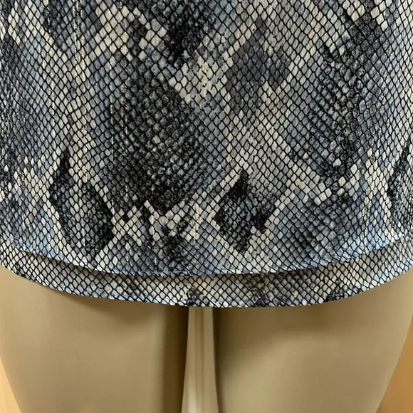 White House Black Market Blue reptile/metallic thread print Blouse, size 12 - Picture 5 of 11